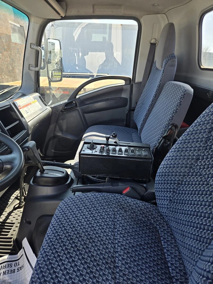 2023 Isuzu NPR — photo 8