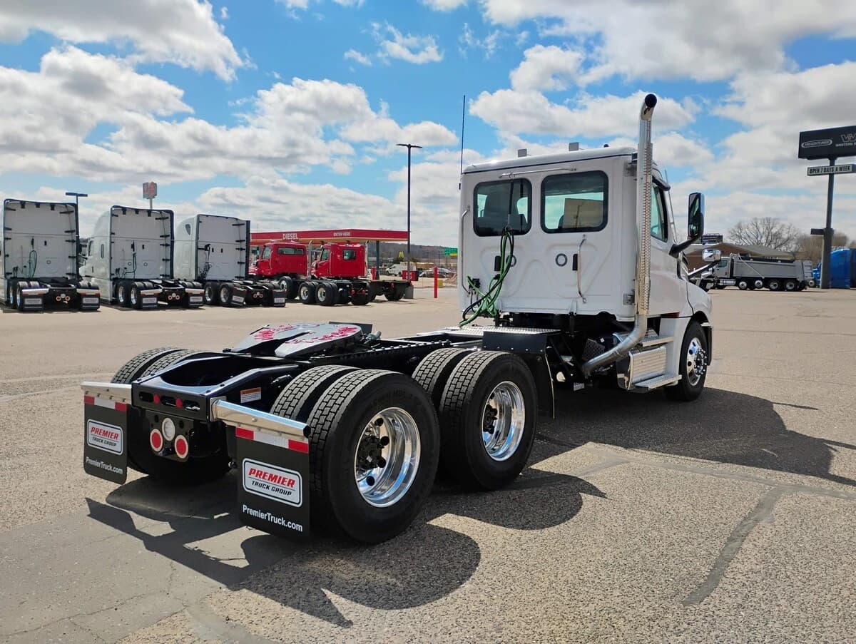 2027 Freightliner Cascadia — photo 5