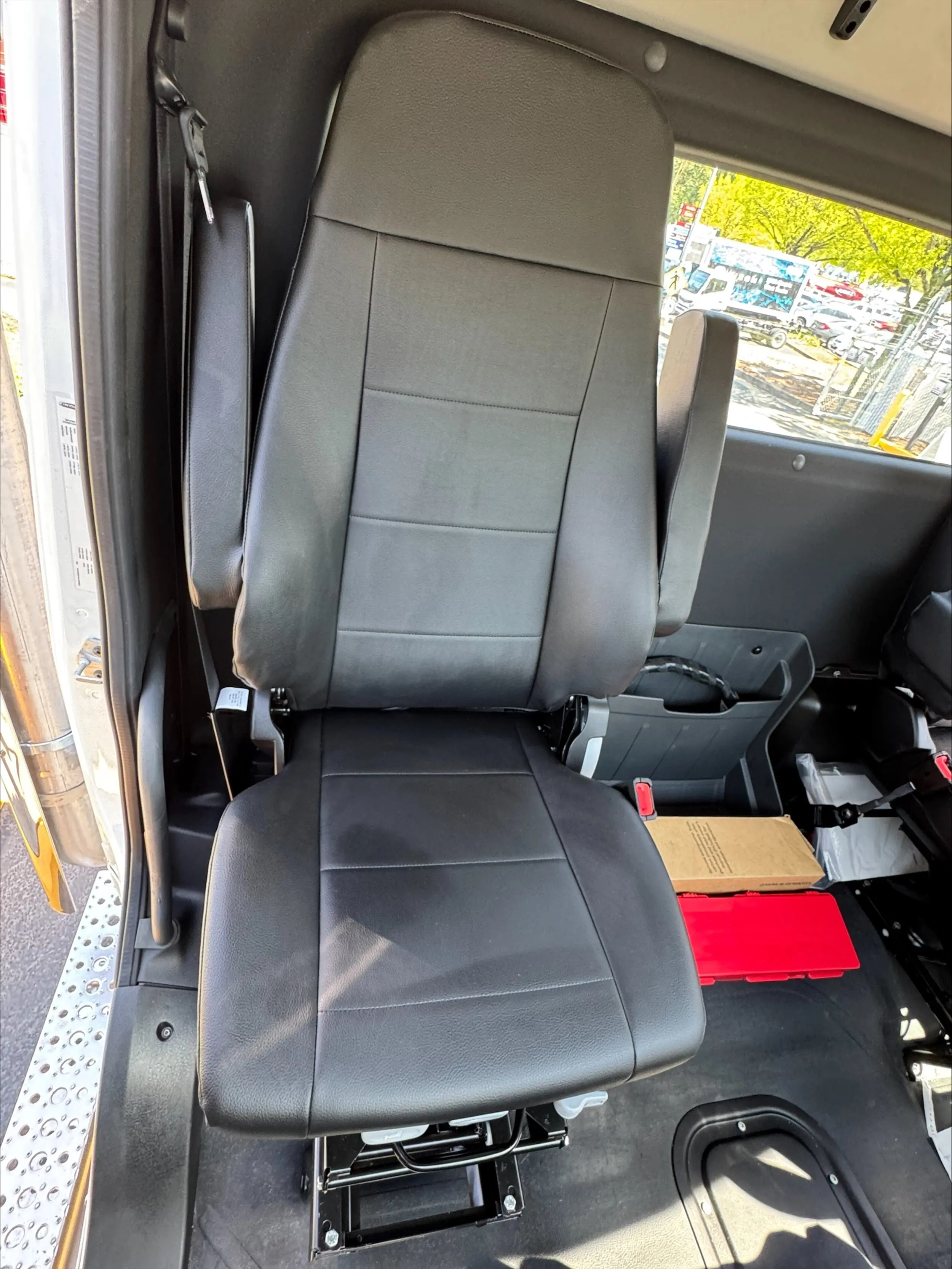 2025 Freightliner 114SD — photo 11