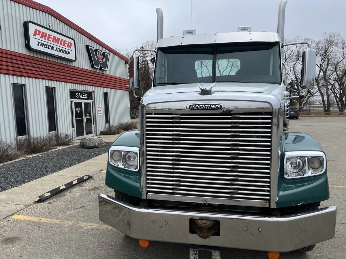 2019 Freightliner 122SD — photo 2