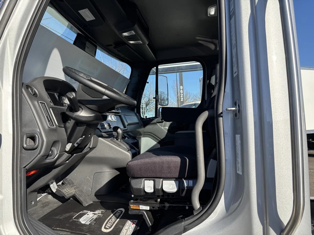 2025 Freightliner M2 106 — photo 7