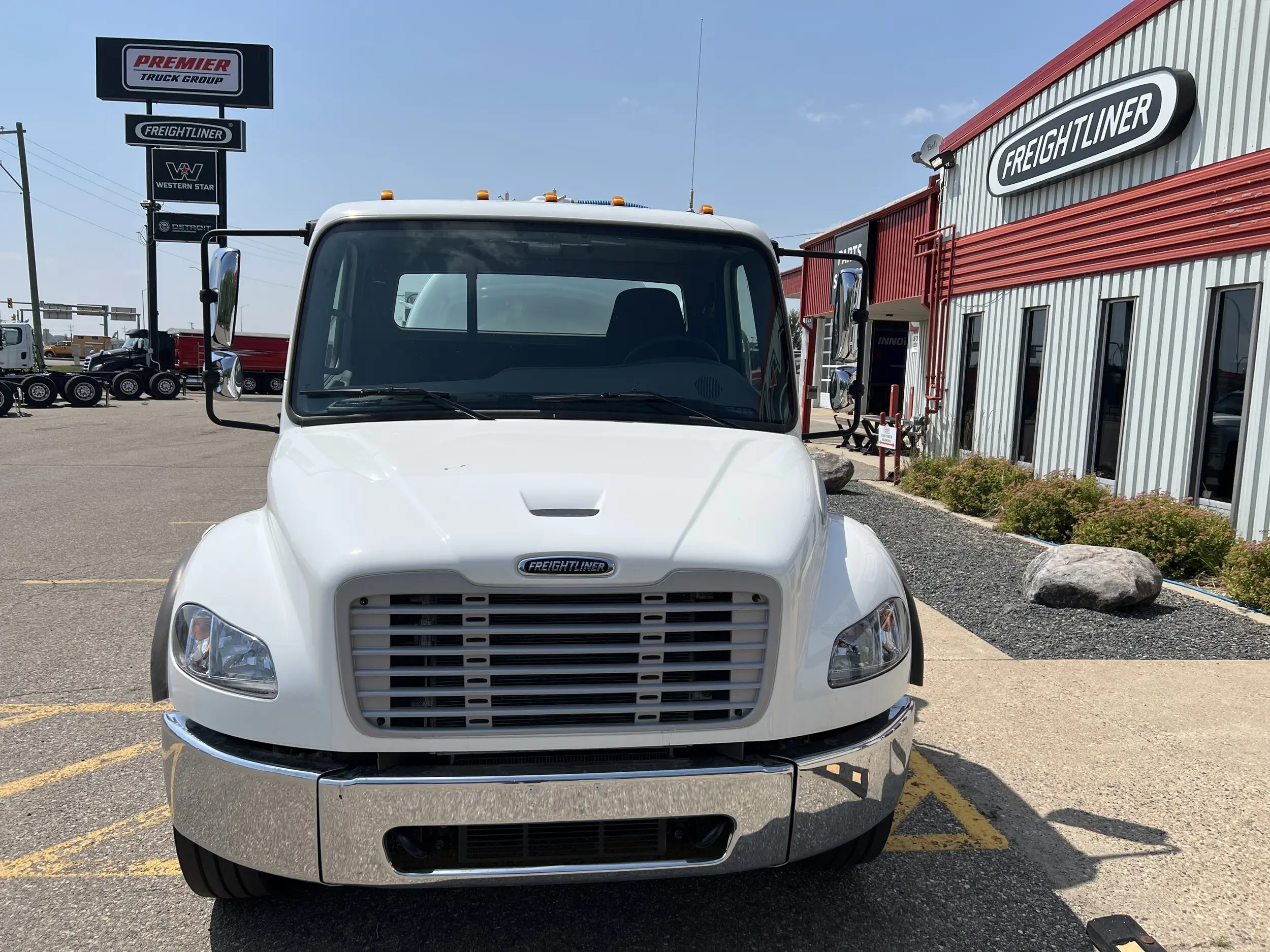 2026 Freightliner M2 106 — photo 2