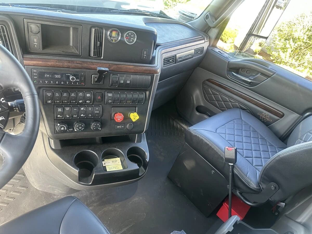 2026 International HX — photo 10