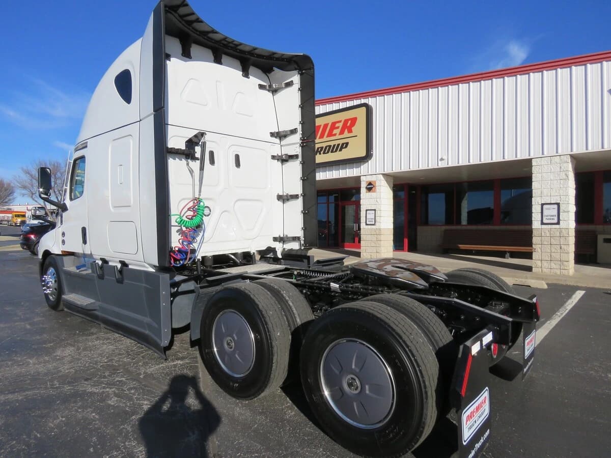 2026 Freightliner Cascadia — photo 3