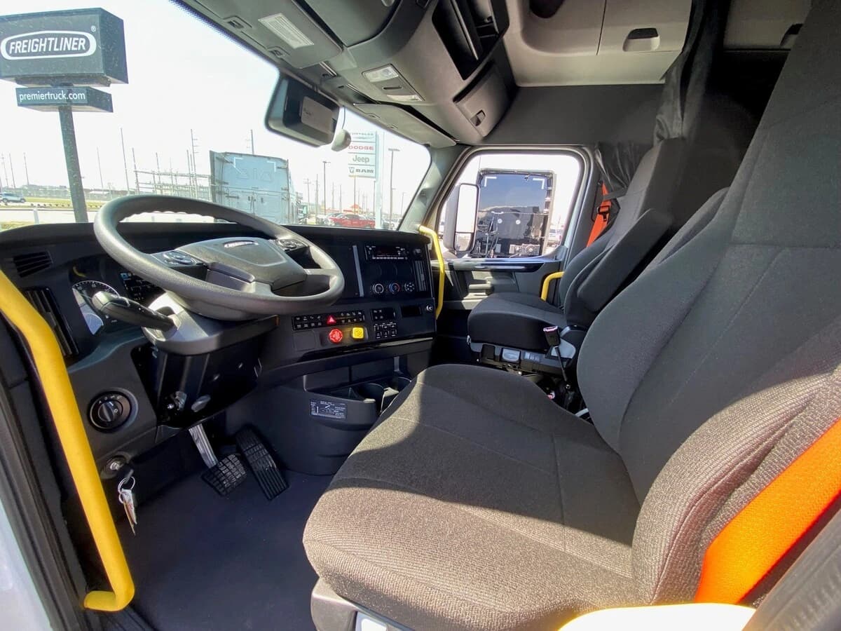 2026 Freightliner Cascadia — photo 9