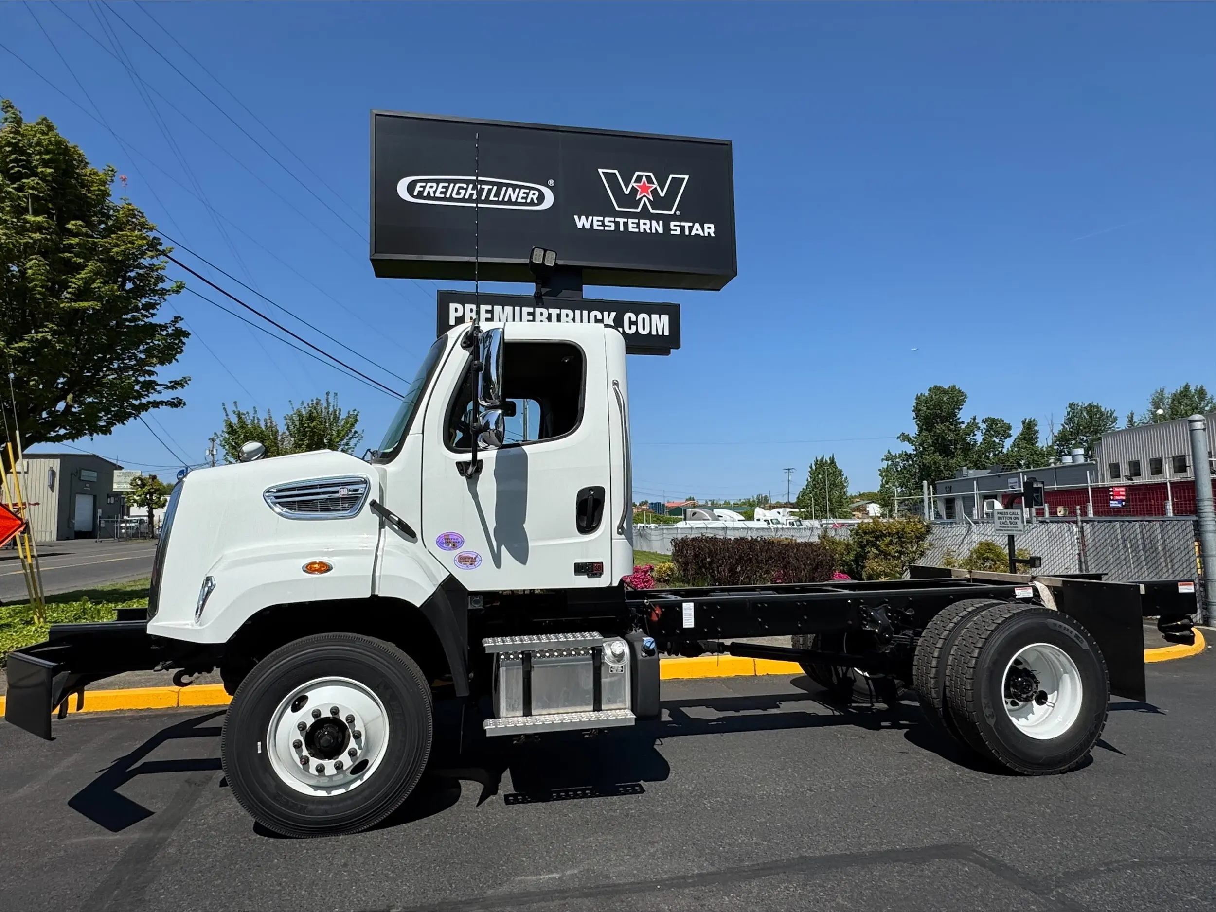 2025 Freightliner 108SD — photo 3