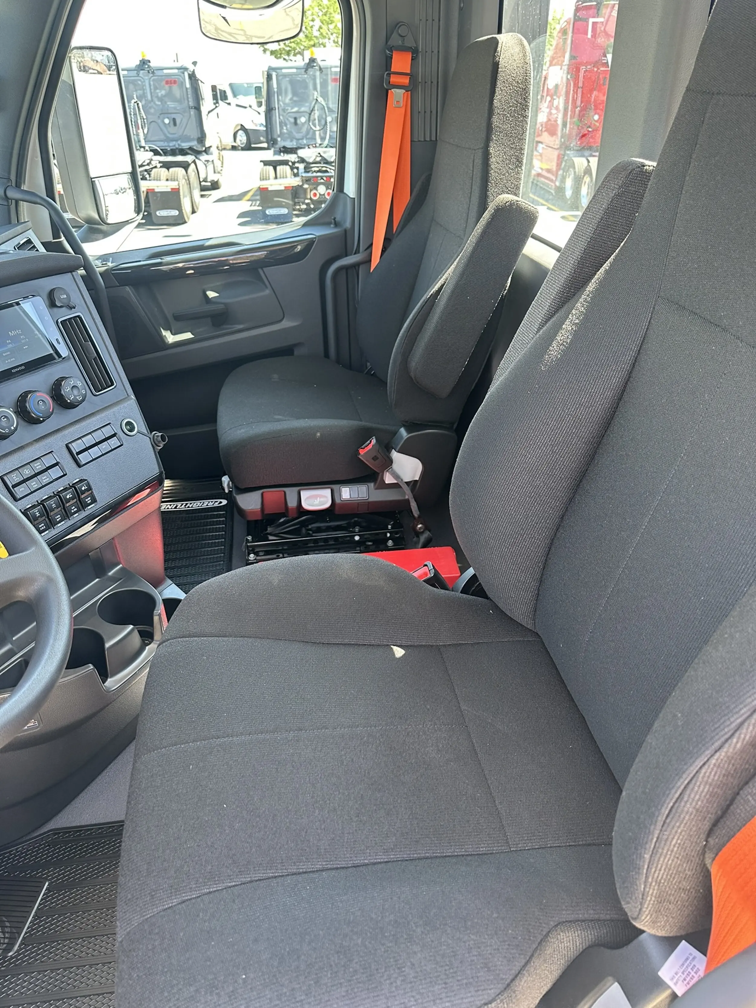 2026 Freightliner Cascadia — photo 8