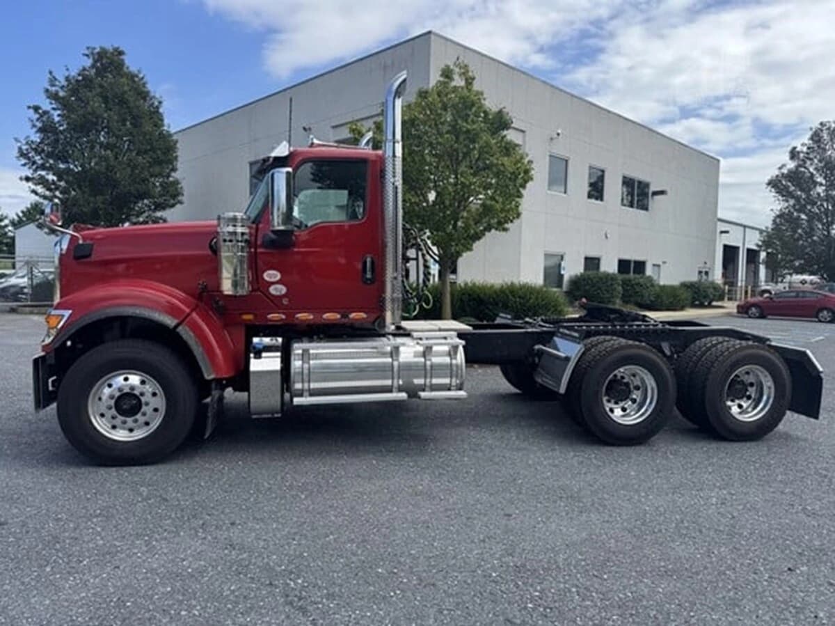 2026 International HX — photo 2