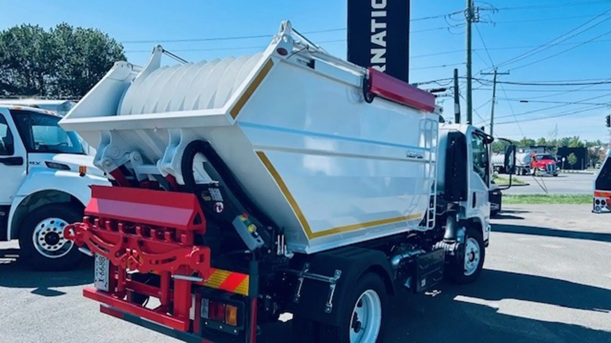 2025 Isuzu NRR — photo 3