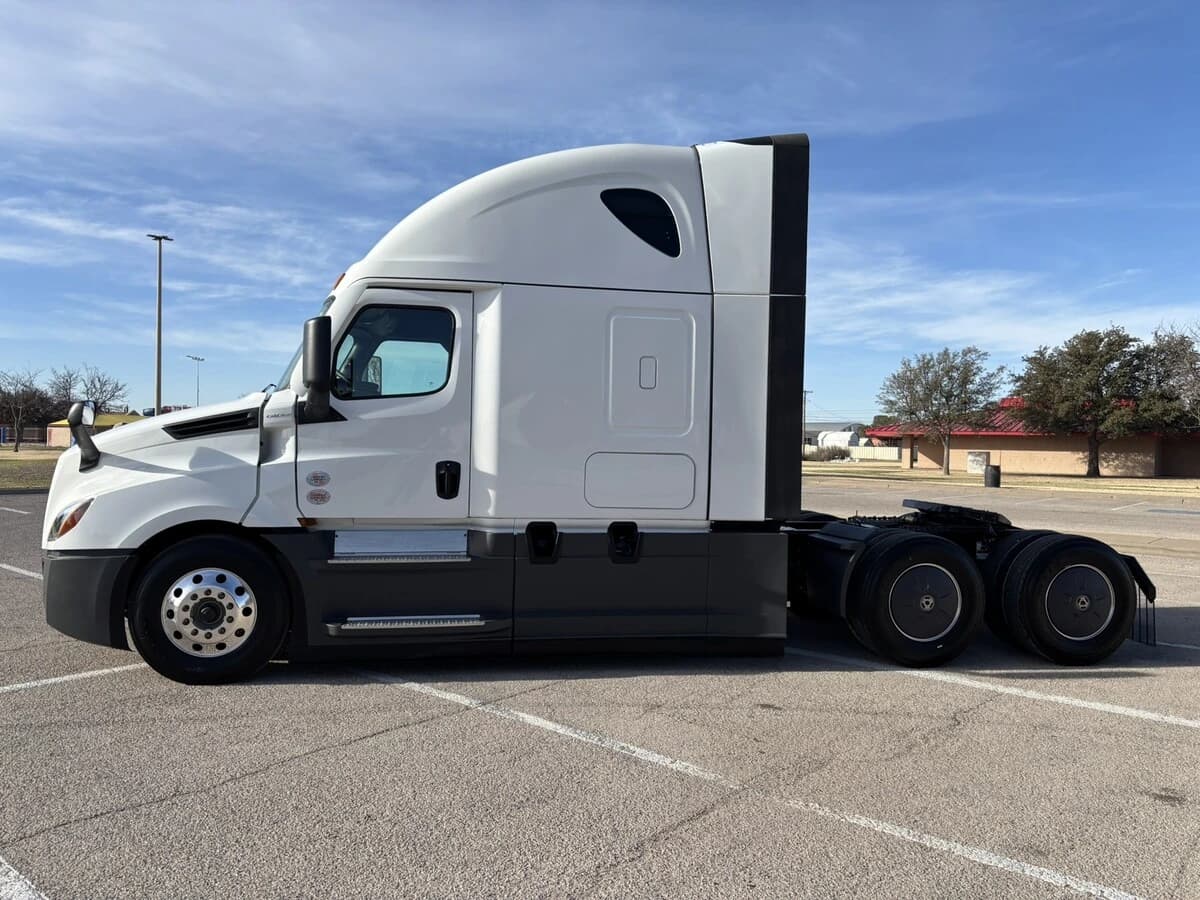2026 Freightliner Cascadia — photo 2
