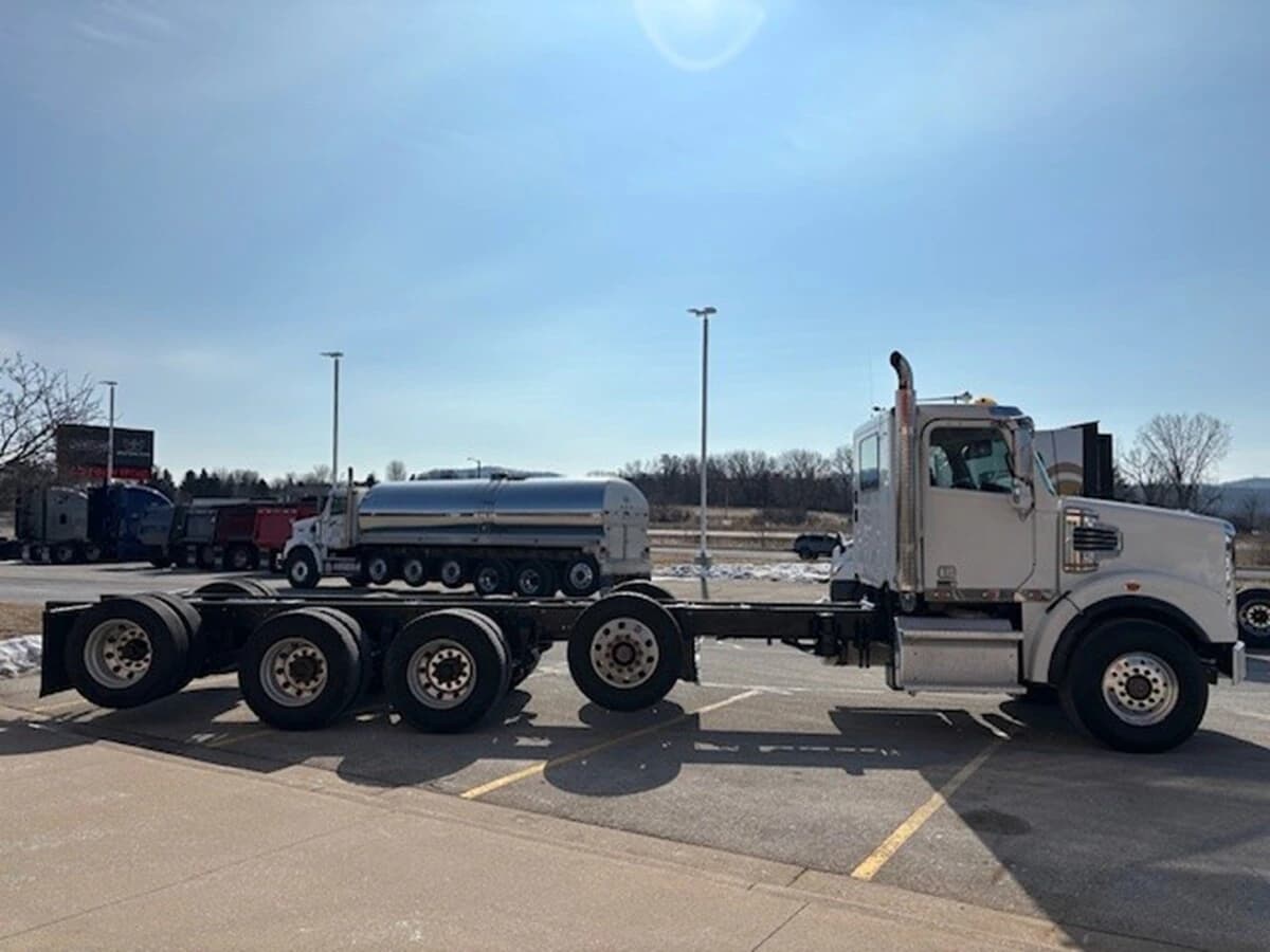 2021 Freightliner 122SD — photo 4