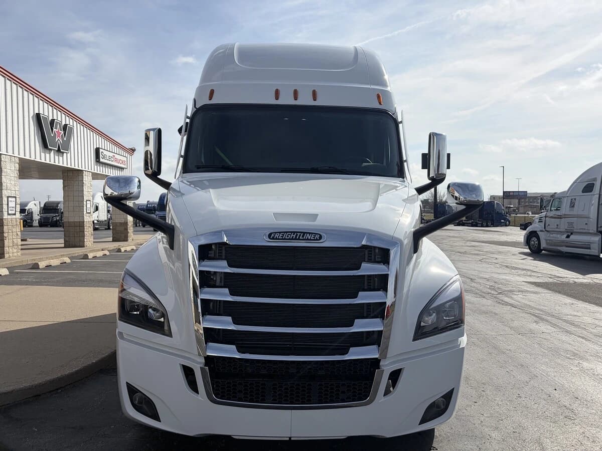 2027 Freightliner Cascadia — photo 8