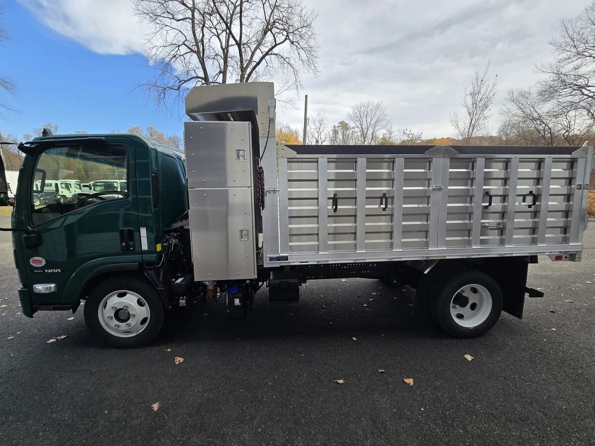 2025 Isuzu NRR — photo 11