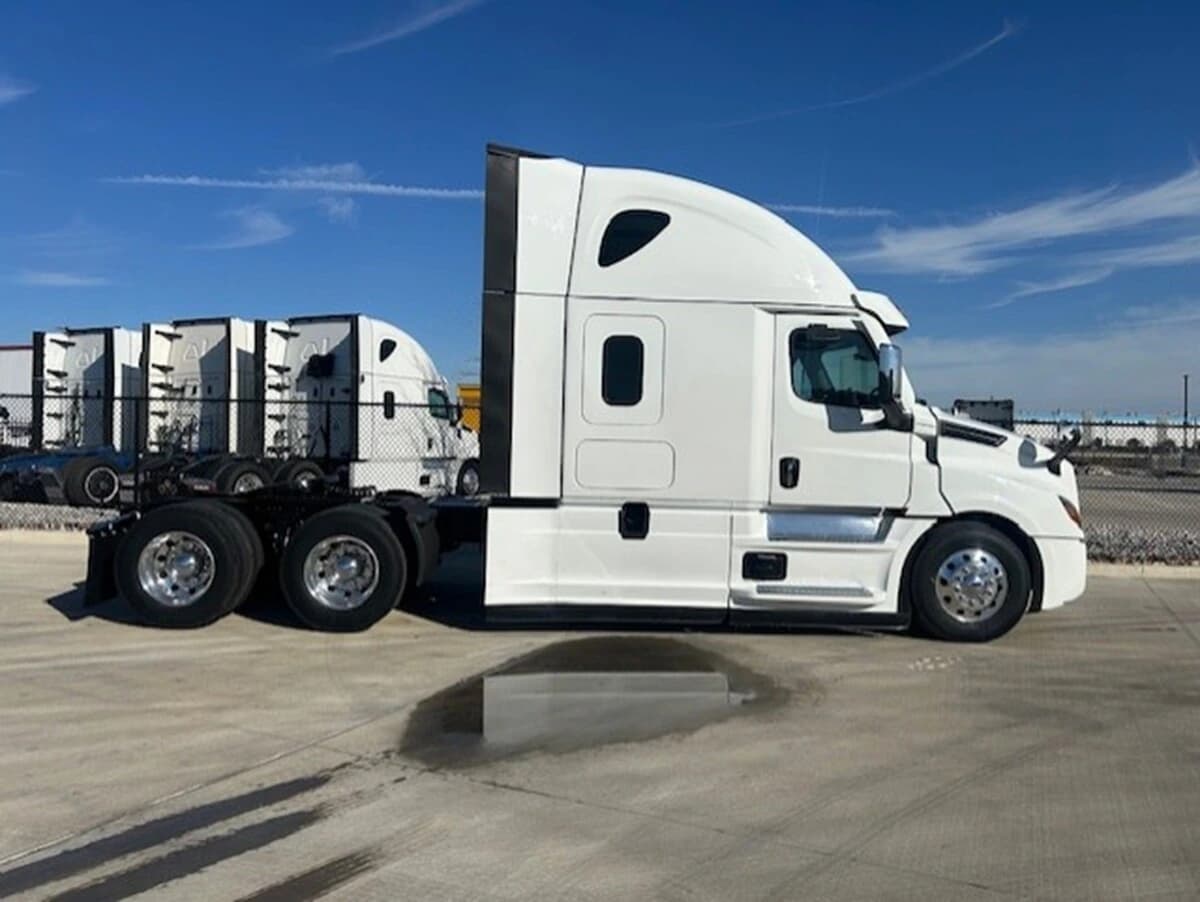 2025 Freightliner Cascadia — photo 7
