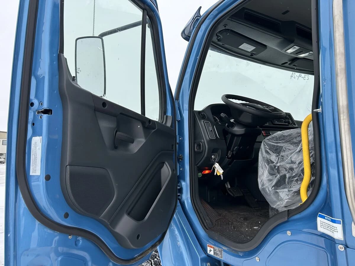 2025 Freightliner M2 106 — photo 9