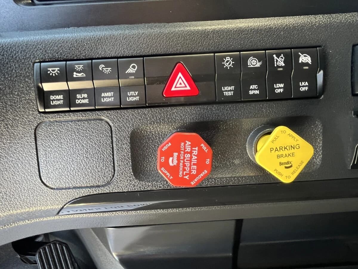 2025 Freightliner Cascadia — photo 20