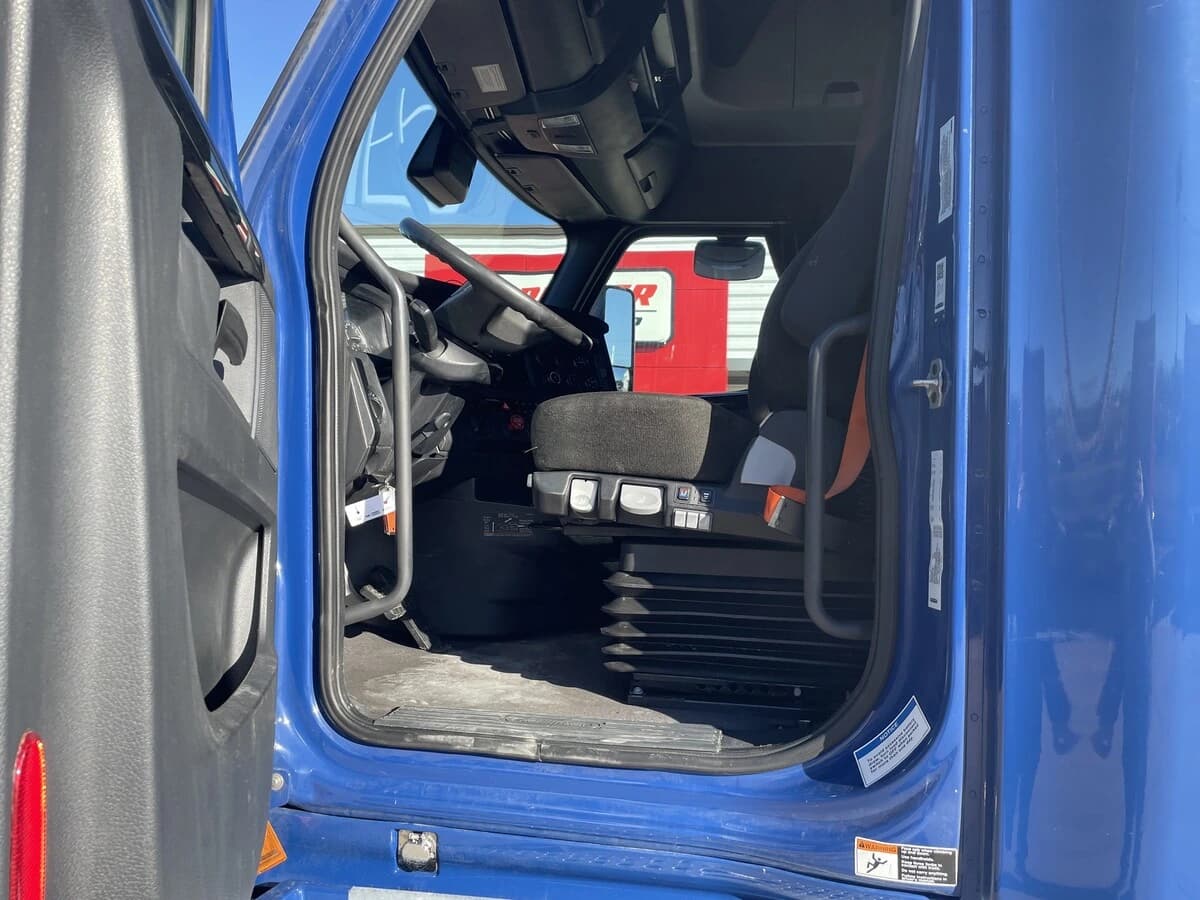 2023 Freightliner Cascadia — photo 16