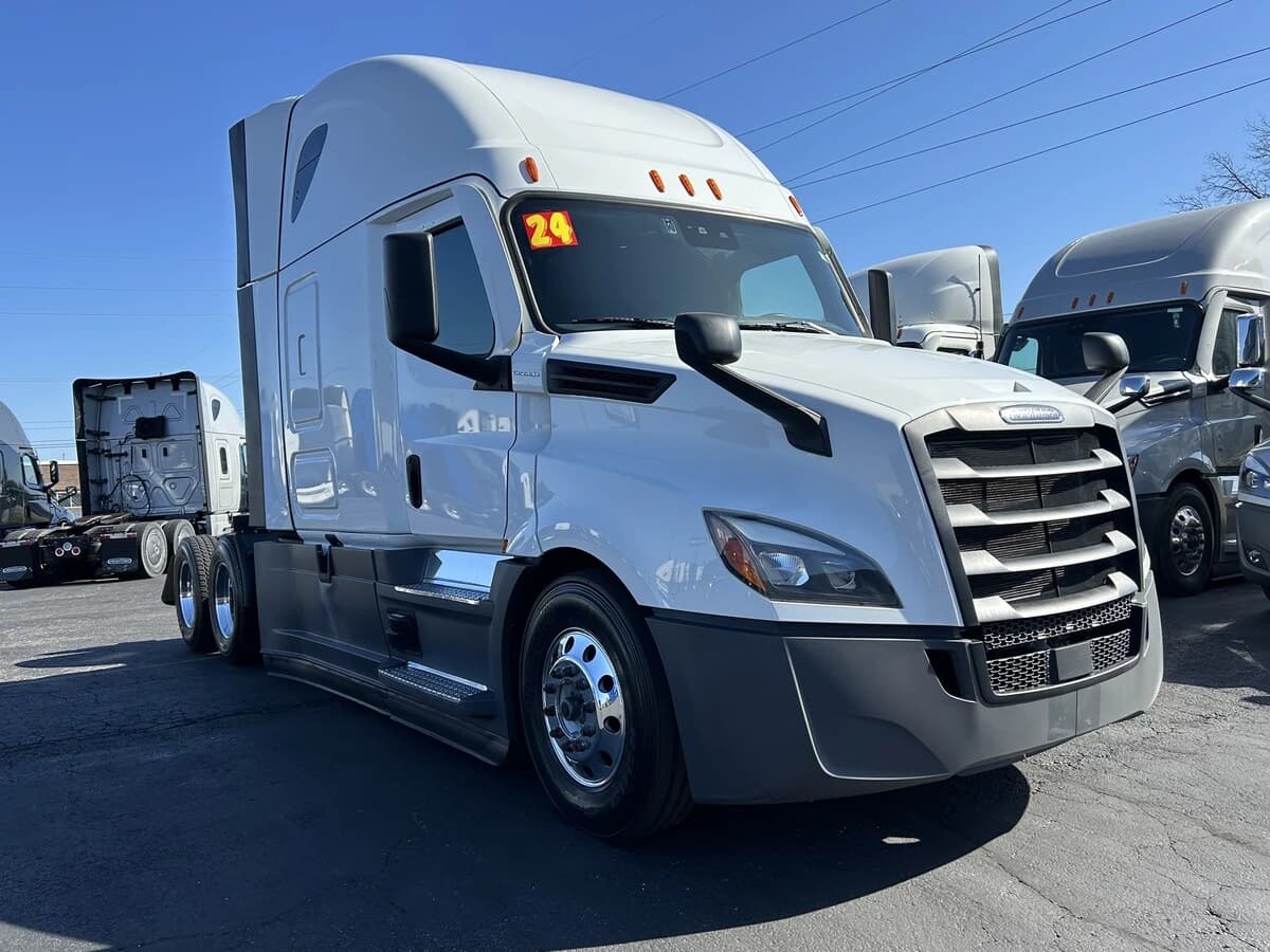 2024 Freightliner Cascadia — photo 2