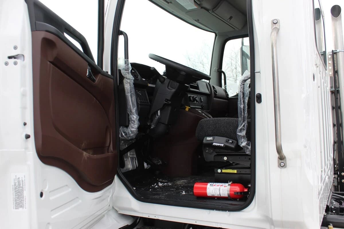 2025 Hino L7 — photo 14