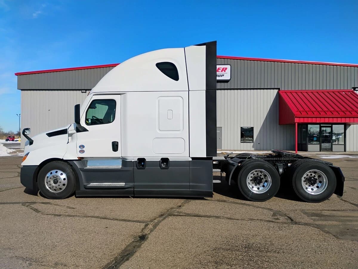 2026 Freightliner Cascadia — photo 8