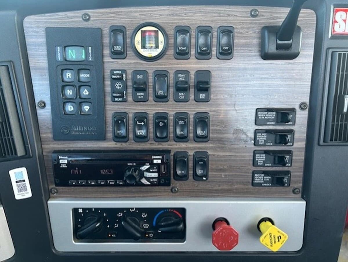 2021 Freightliner 122SD — photo 12