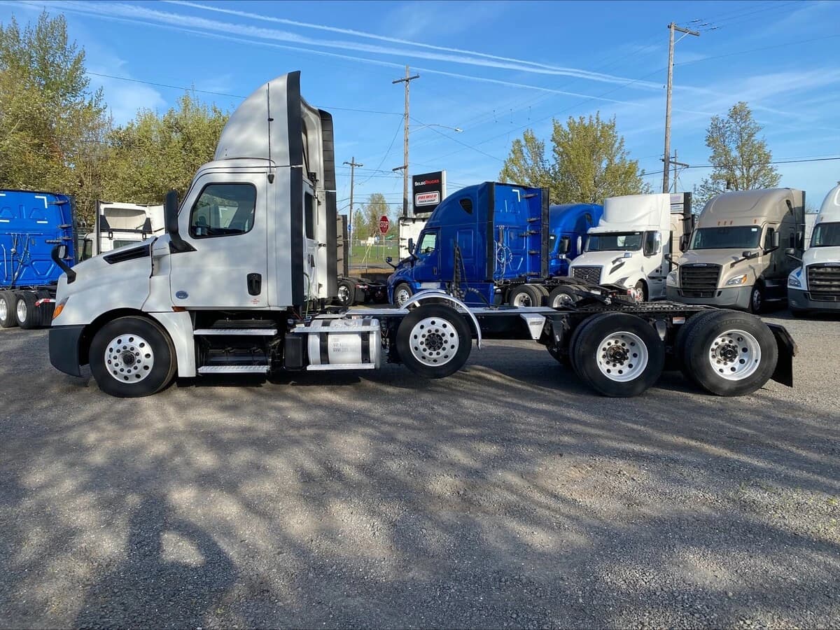 2019 Freightliner Cascadia — photo 2