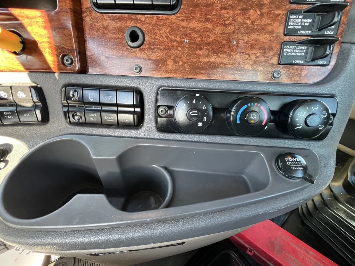 2012 Freightliner Cascadia — photo 23