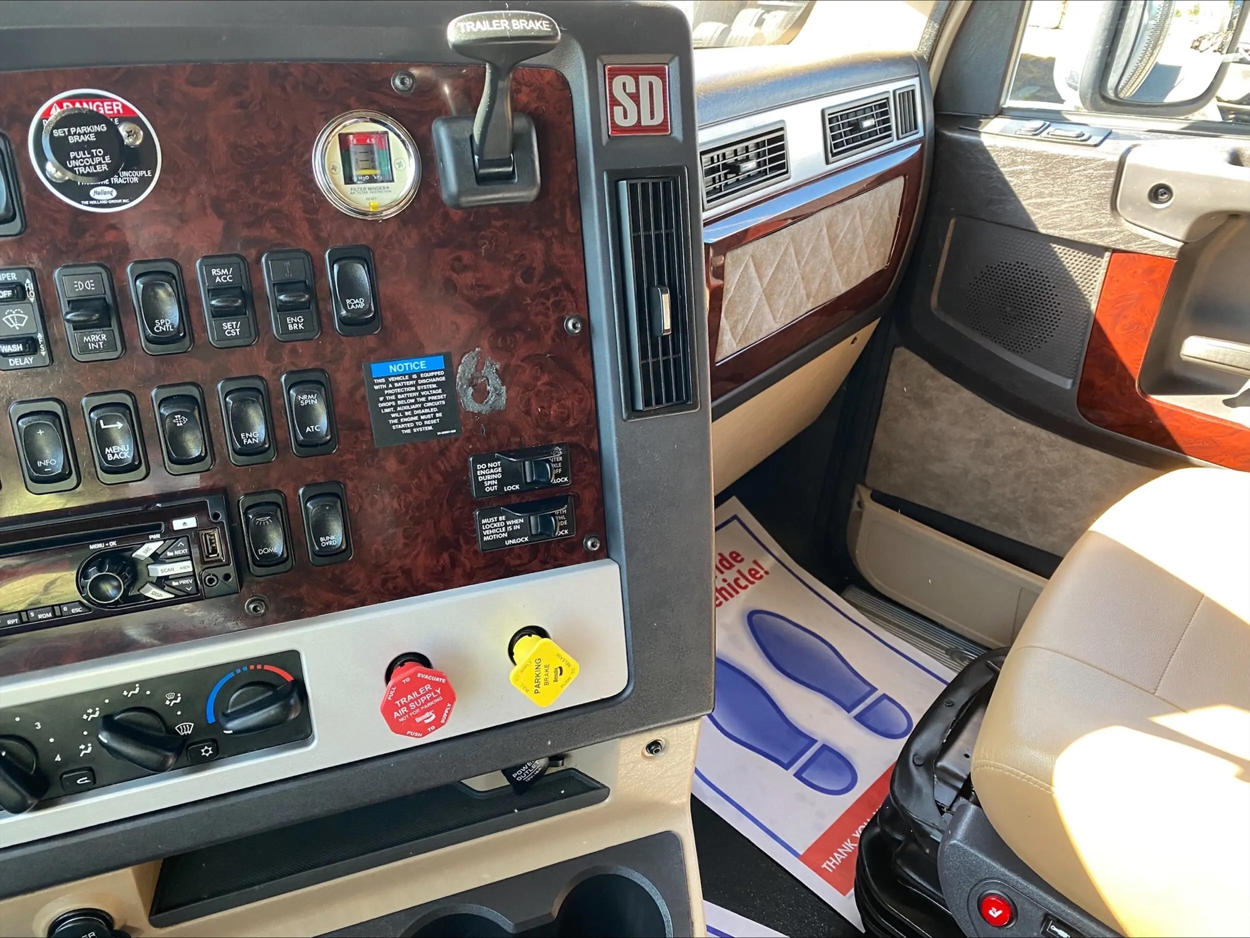 2023 Freightliner 122SD — photo 19