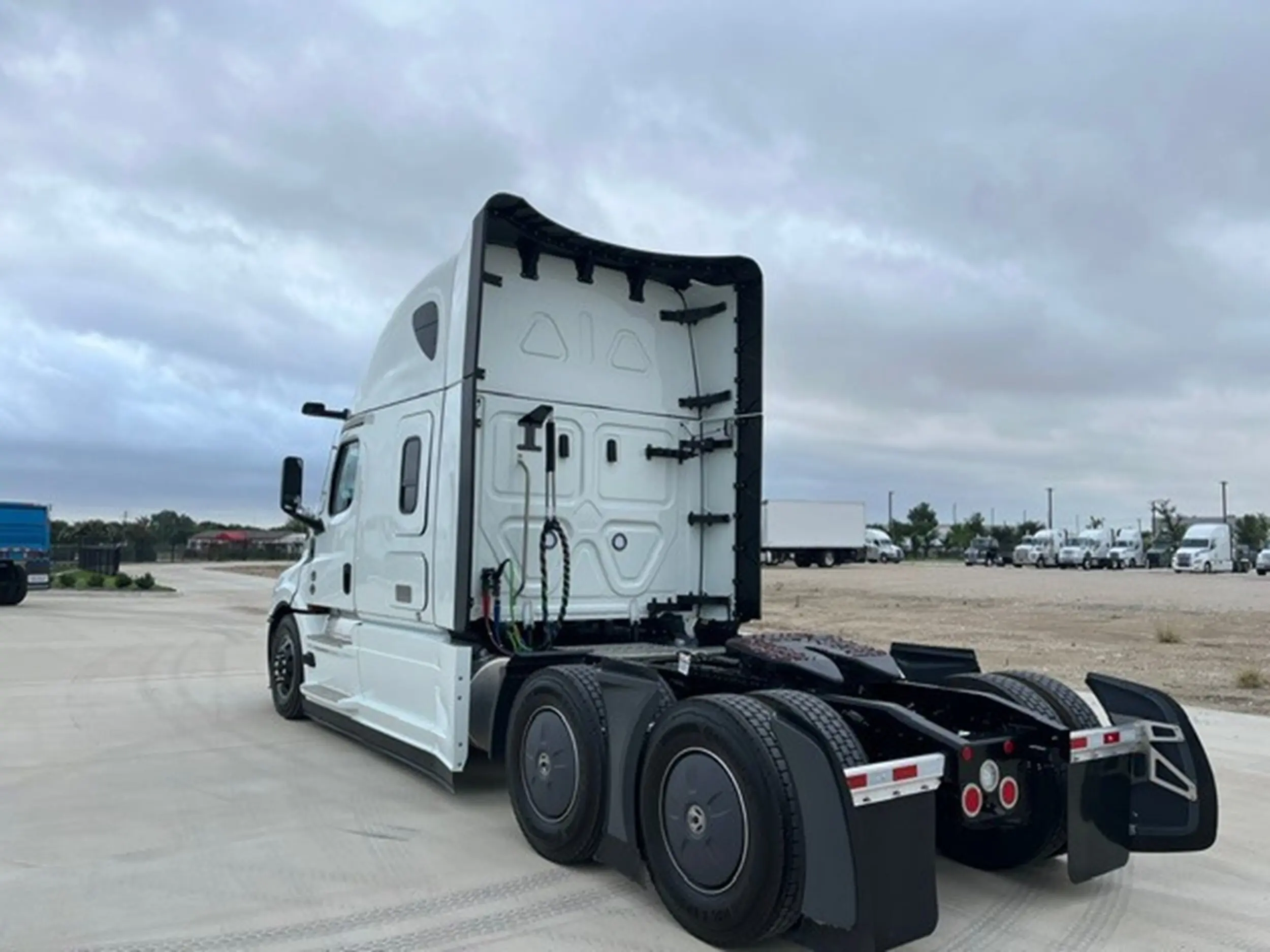 2026 Freightliner Cascadia — photo 7