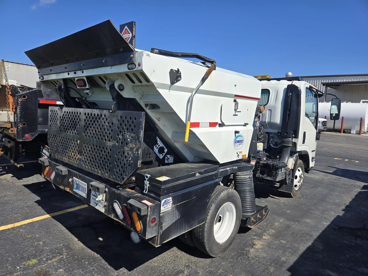 2023 Isuzu NPR — photo 3