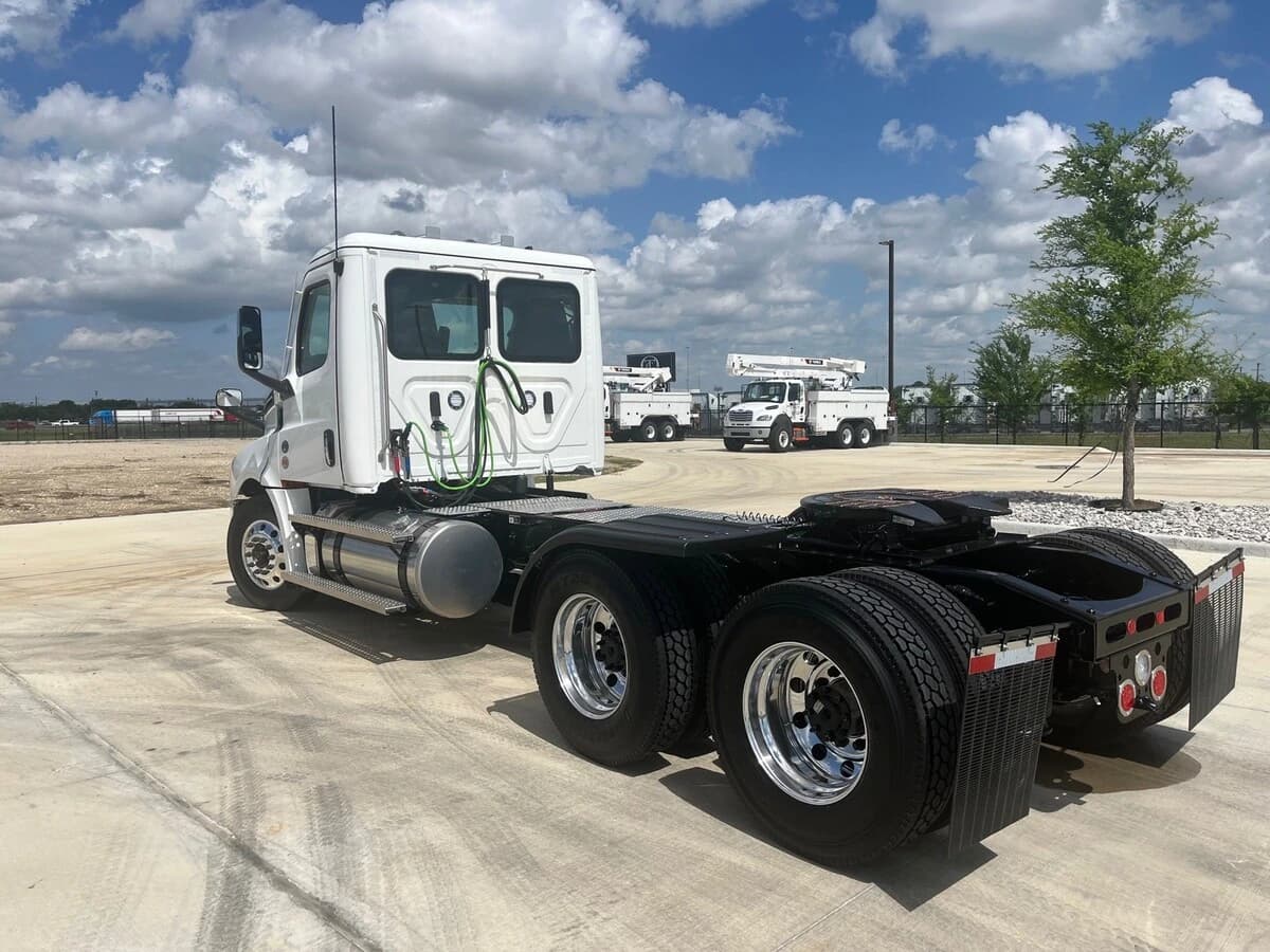 2027 Freightliner Cascadia — photo 7