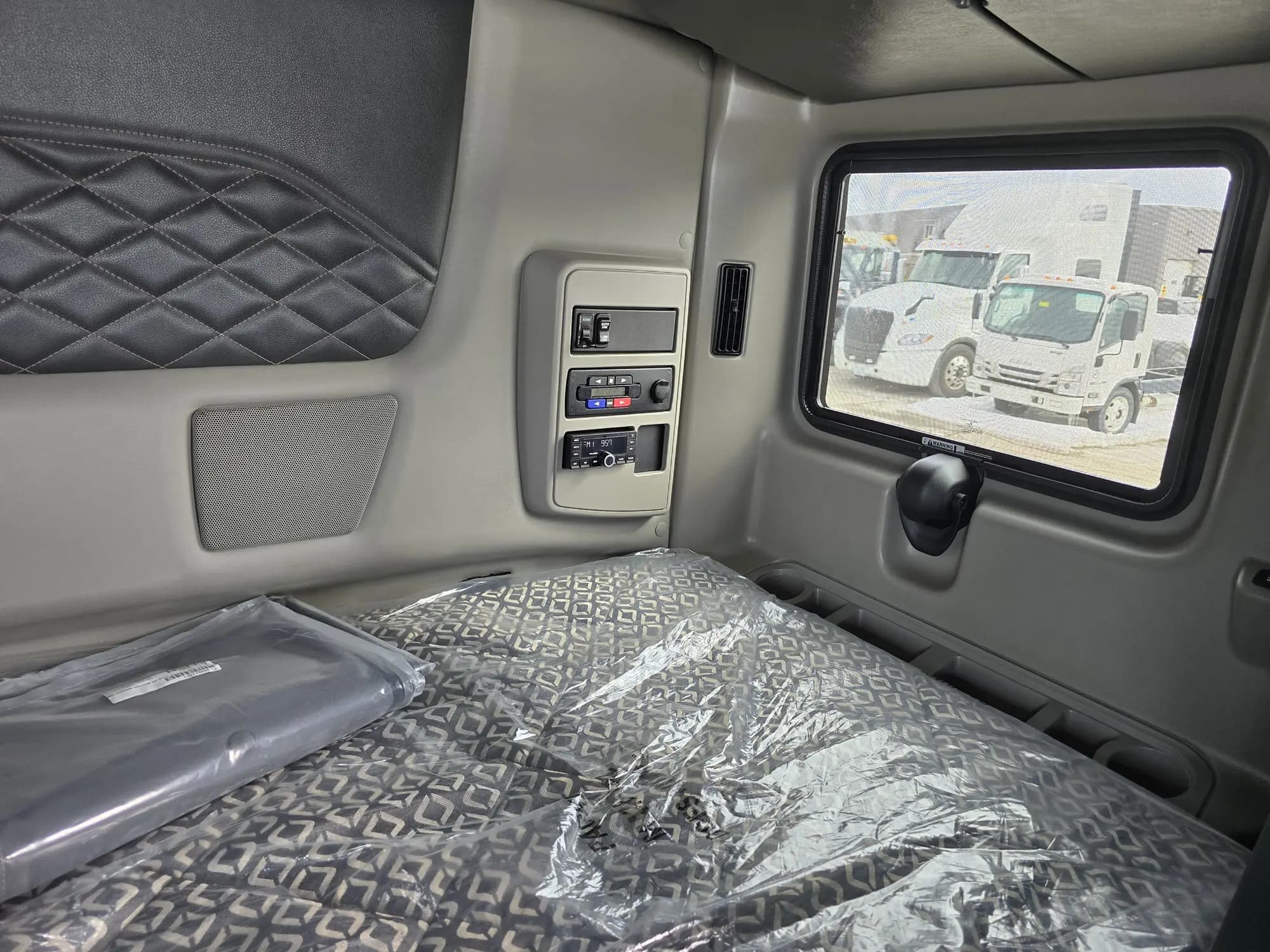 2025 International HX — photo 14