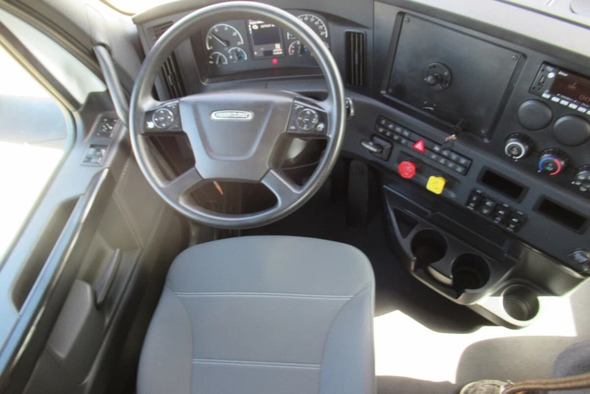 2023 Freightliner Cascadia — photo 20