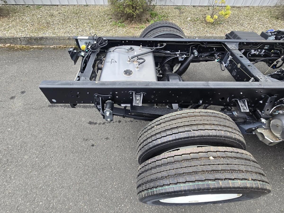 2025 Isuzu NRR — photo 9