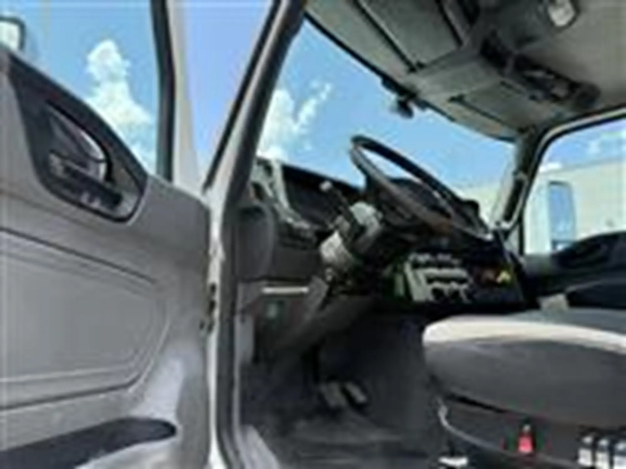 2019 International LT — photo 3