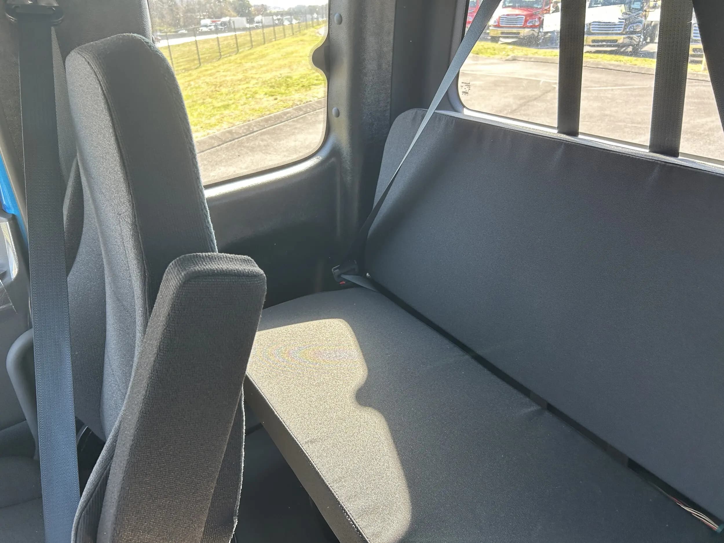 2025 Freightliner M2 106 — photo 9