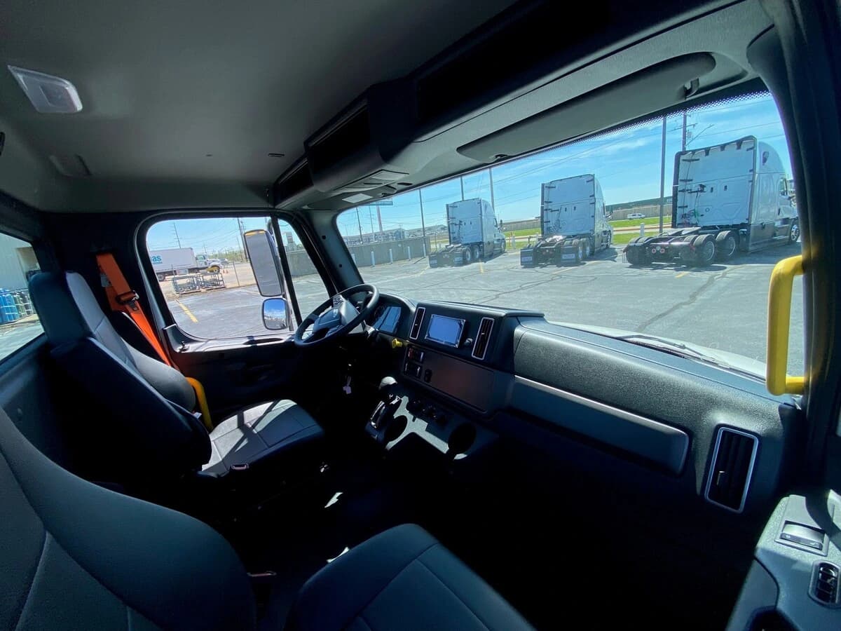 2027 Freightliner M2 106 — photo 8