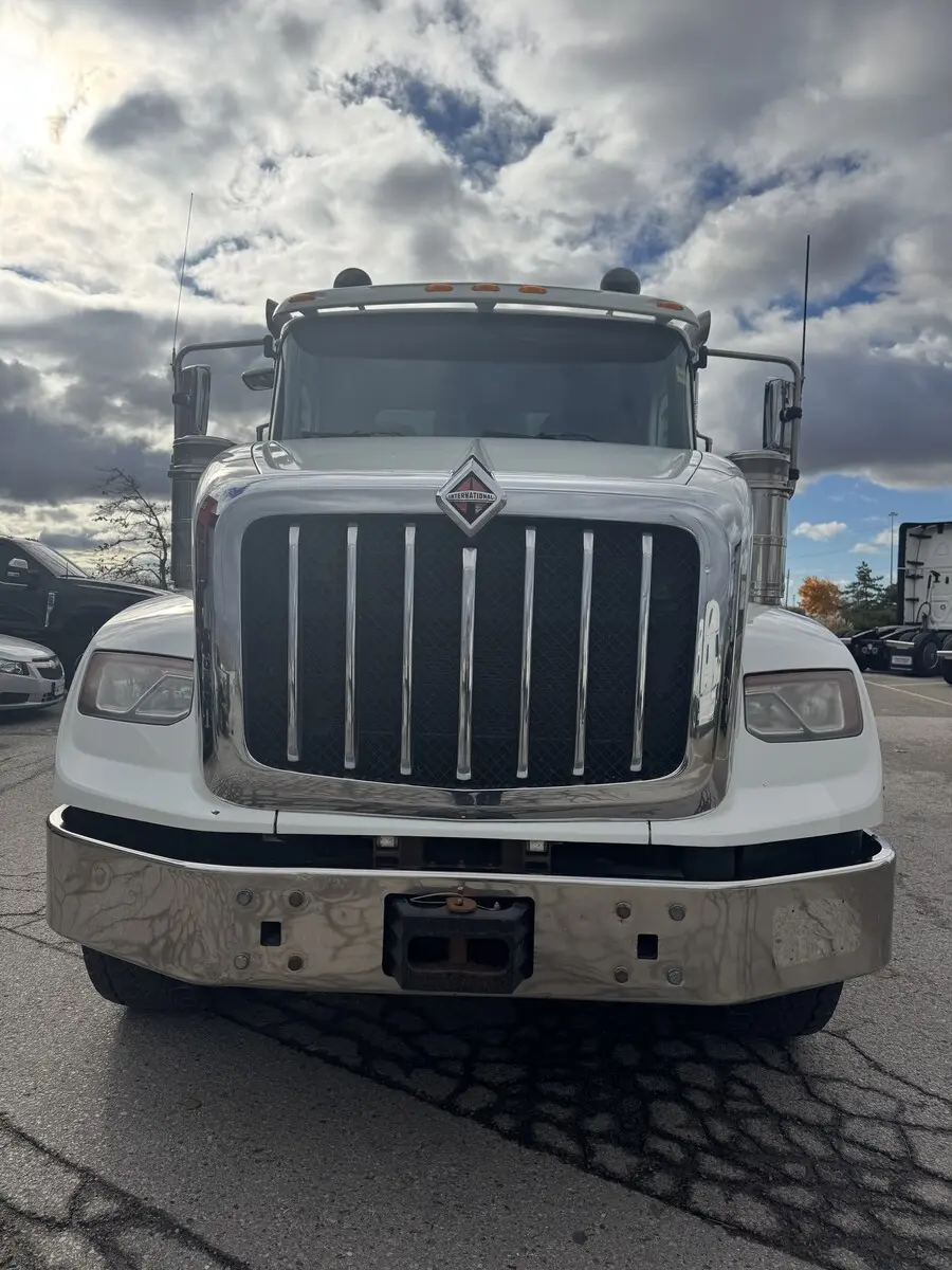 2018 International HX — photo 3