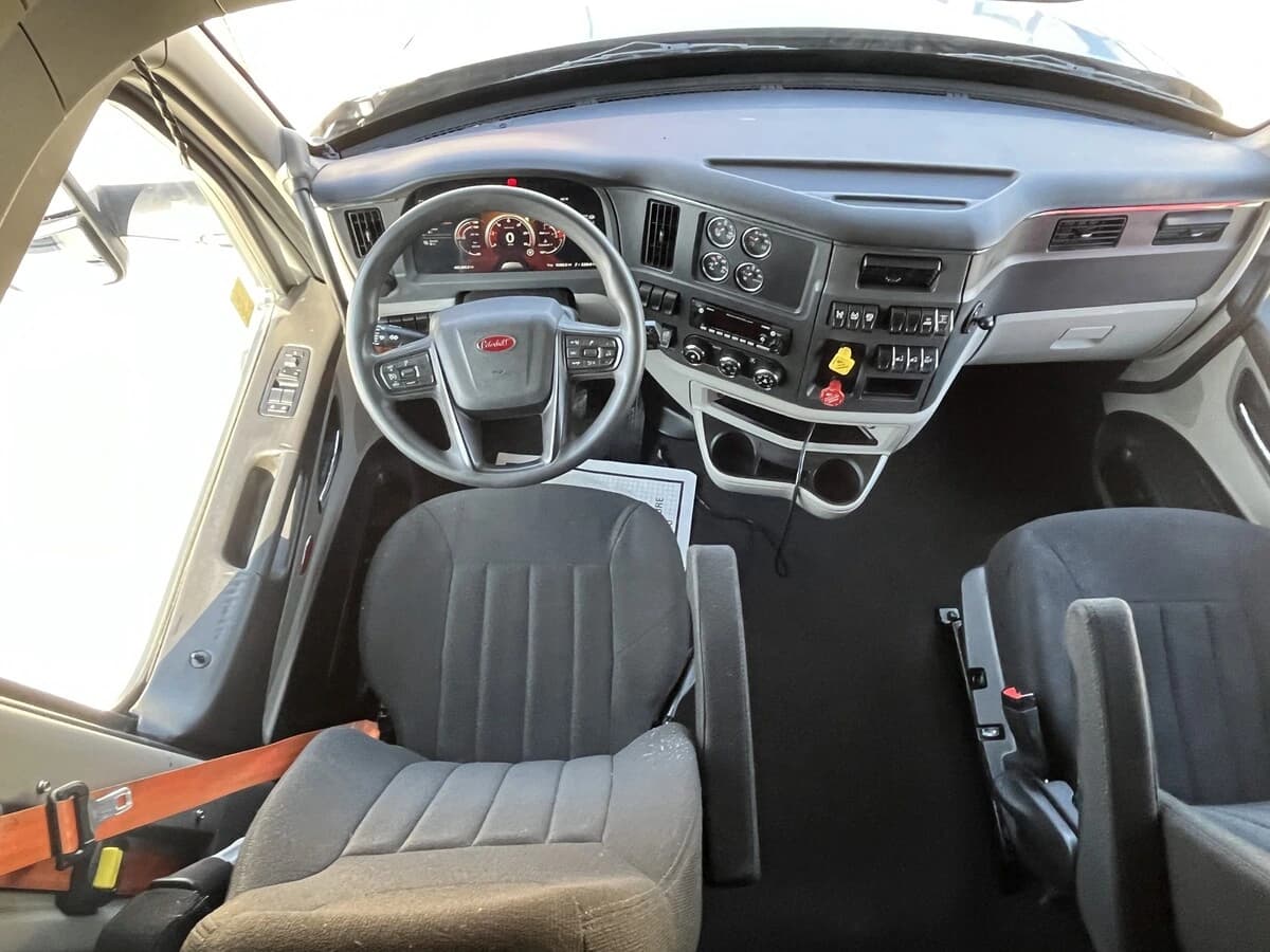 2023 Peterbilt 579 — photo 27