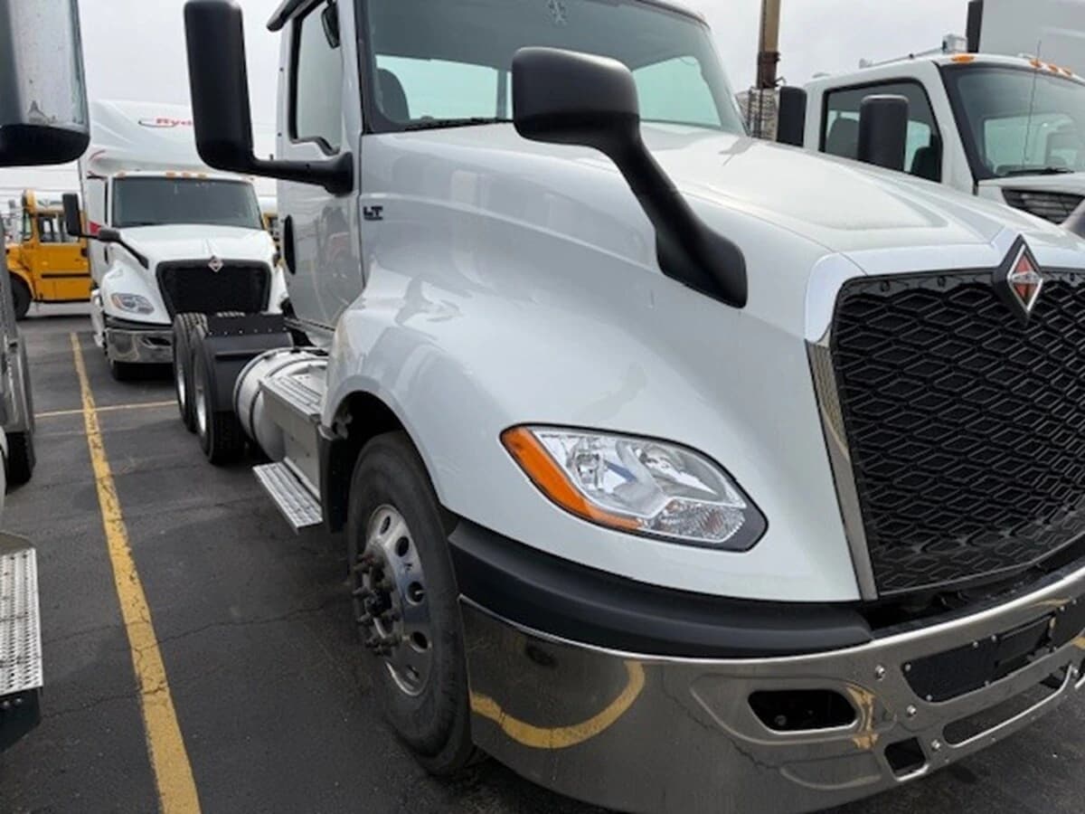 2025 International LT — photo 2