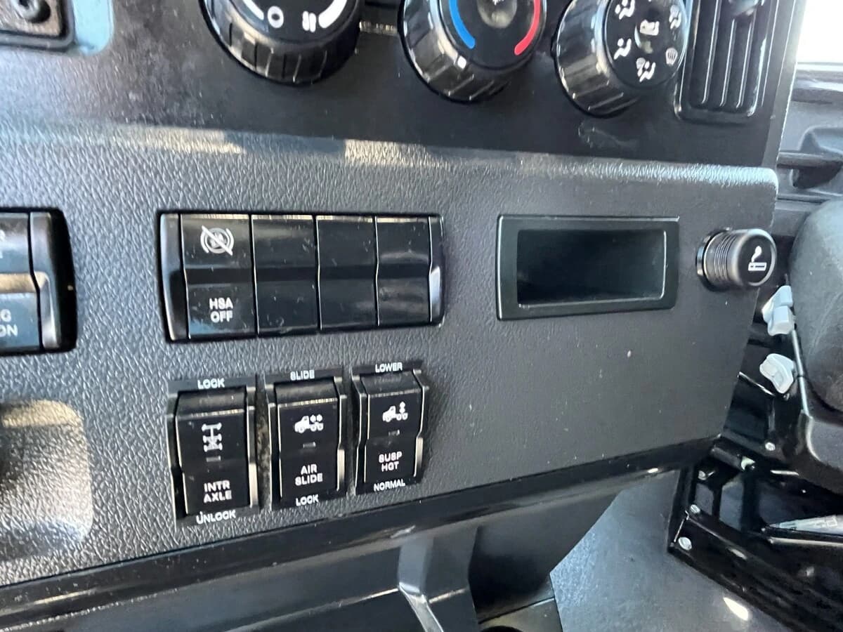 2023 Freightliner Cascadia — photo 29