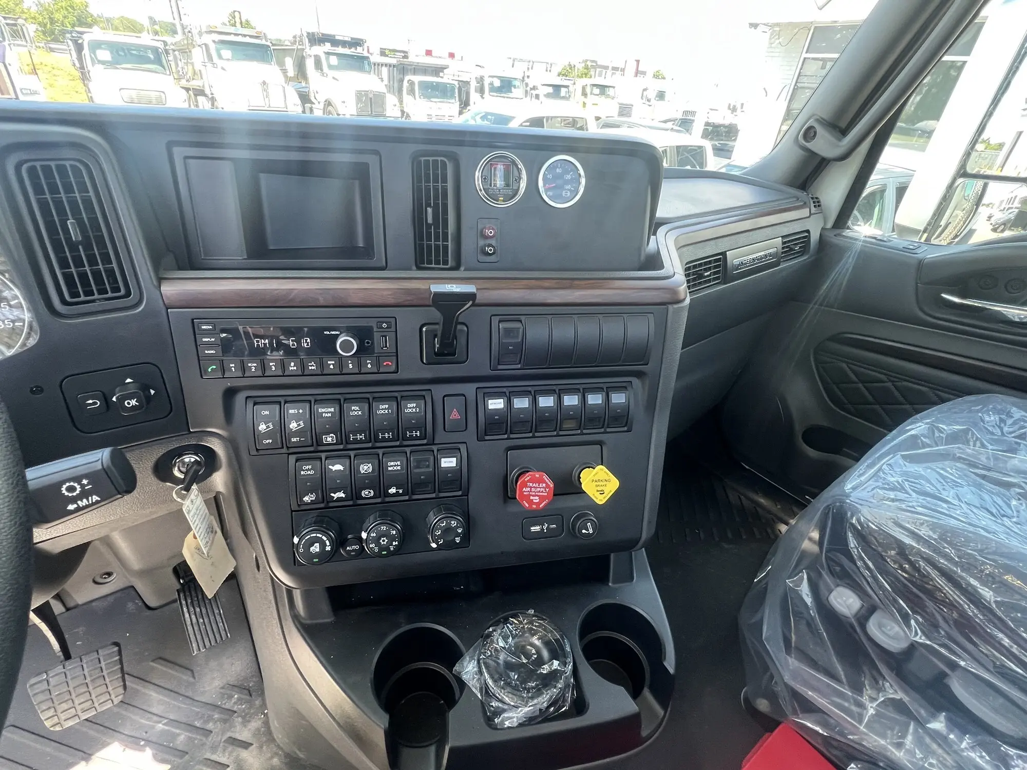 2026 International HX — photo 15