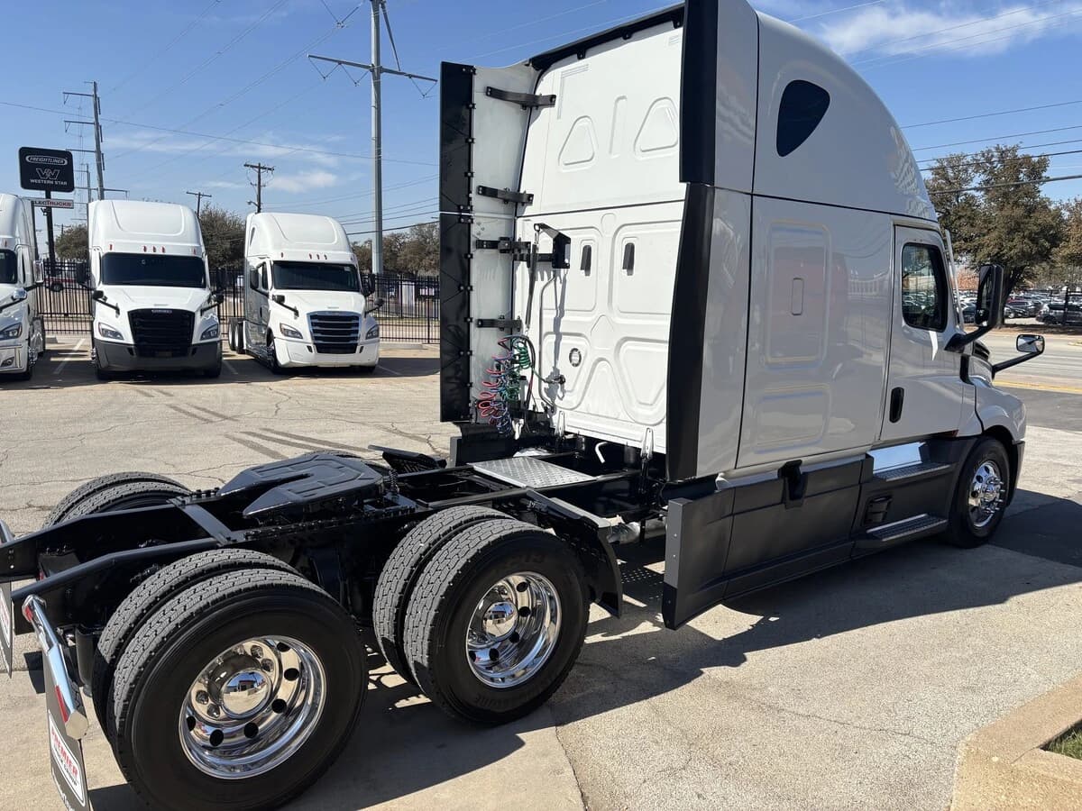 2024 Freightliner Cascadia — photo 5