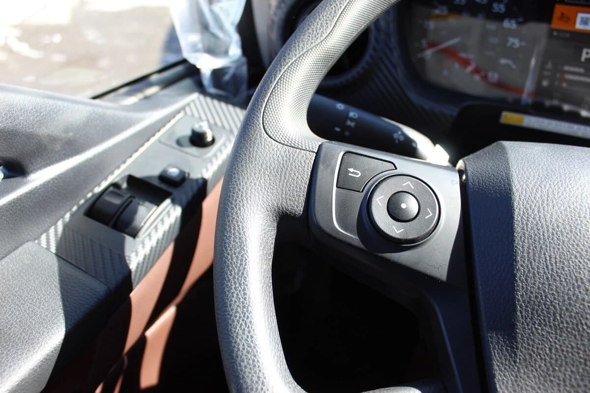 2025 Hino L6 — photo 14