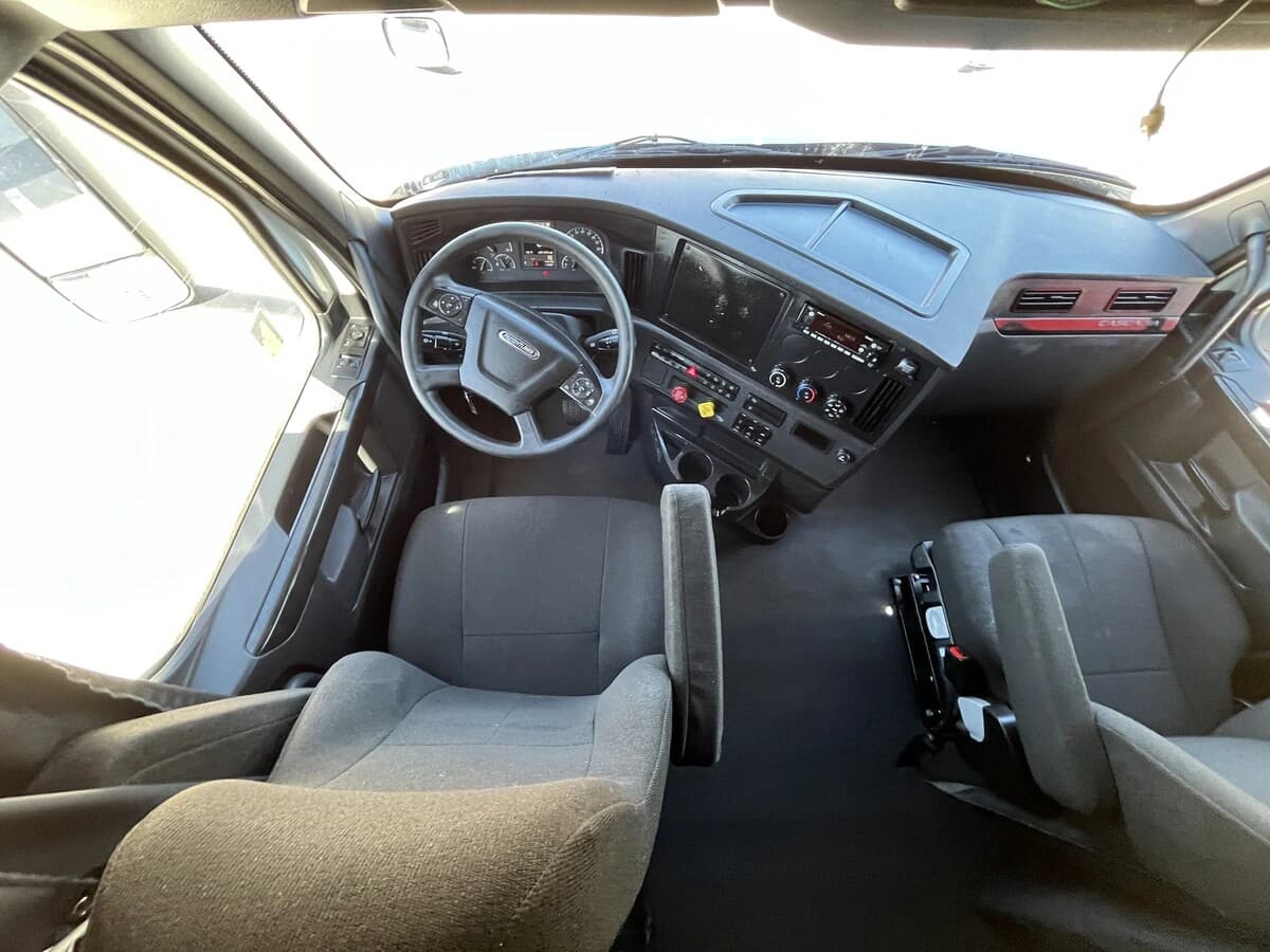 2023 Freightliner Cascadia — photo 33