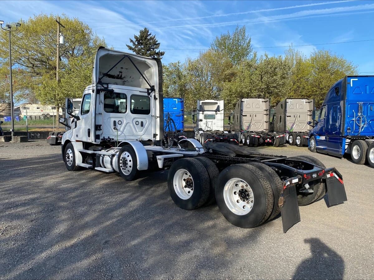 2019 Freightliner Cascadia — photo 3