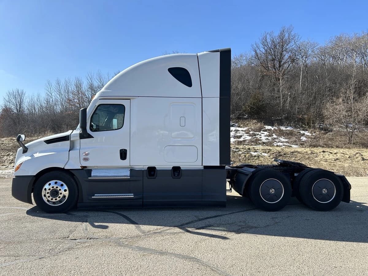2026 Freightliner Cascadia — photo 8