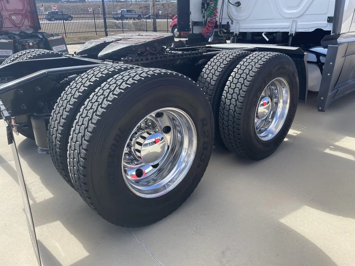 2024 Freightliner Cascadia — photo 7