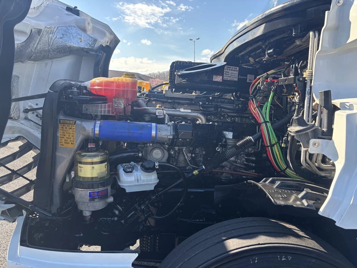 2021 Freightliner Cascadia — photo 12