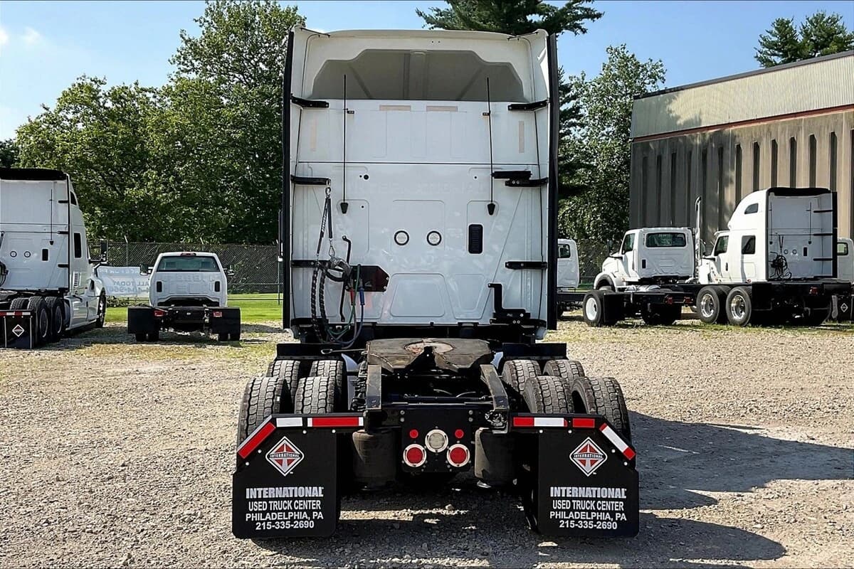 2022 International LT — photo 5